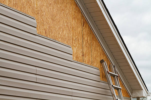 Professional Siding Contractor technician working in Wrightsville, GA